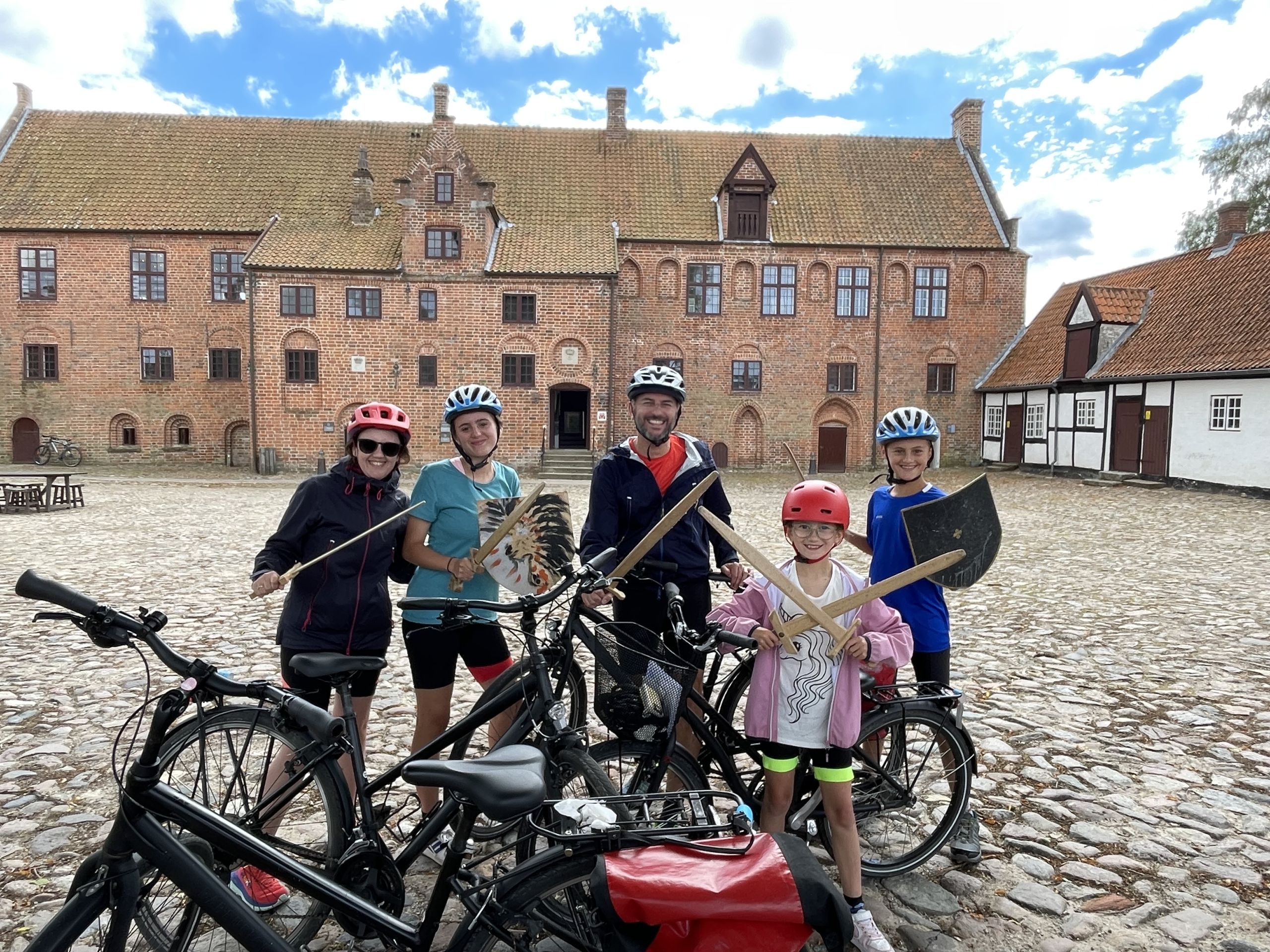 Gruppo di famiglie con biciclette vicino al castello di Kronborg a Helsingør, Danimarca